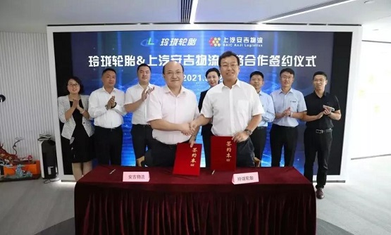 玲瓏輪胎董事長(zhǎng)、總裁王鋒,上汽安吉物流總經(jīng)理王澤民 玲瓏輪胎董事長(zhǎng)、總裁王鋒,上汽安吉物流總經(jīng)理王澤民