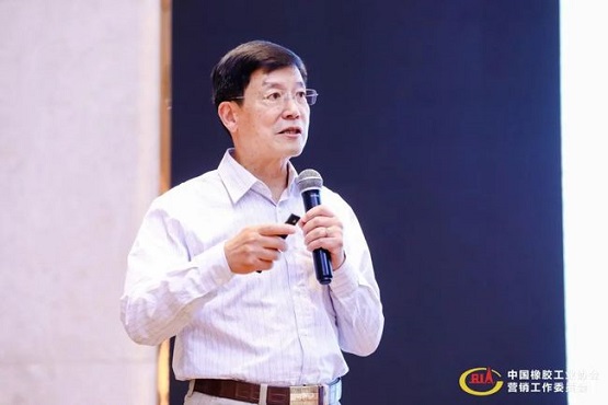中國汽車工業(yè)協會顧問 顧翔華 中國汽車工業(yè)協會顧問 顧翔華