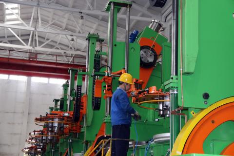 桂林橡機(jī)為國內(nèi)大型輪胎廠商供貨的硫化機(jī)正組裝待發(fā) 桂林橡機(jī)為國內(nèi)大型輪胎廠商供貨的硫化機(jī)正組裝待發(fā)