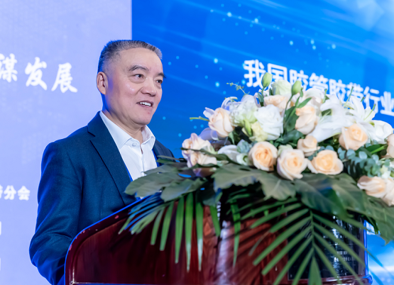 膠管膠帶分會(huì)第十屆理事會(huì)理事長(zhǎng)、無(wú)錫寶通科技股份有限公司董事長(zhǎng)包志方 膠管膠帶分會(huì)第十屆理事會(huì)理事長(zhǎng)、無(wú)錫寶通科技股份有限公司董事長(zhǎng)包志方