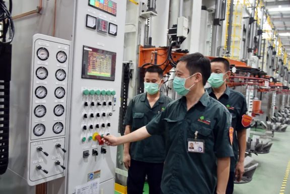 中策橡膠(泰國)副總經理高科代表公司啟動硫化開關 中策橡膠(泰國)副總經理高科代表公司啟動硫化開關