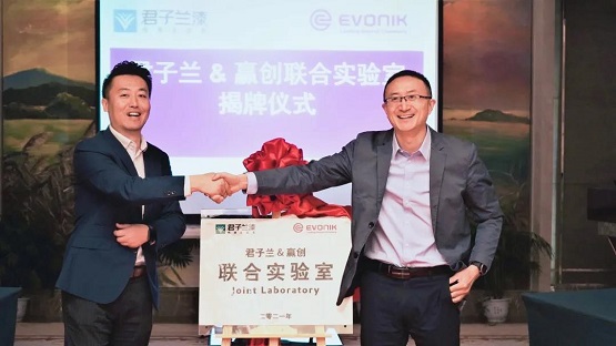贏創大中華區涂料添加劑業務總監楊華、君子蘭集團副總經理王海軍共同為聯合實驗室揭牌2