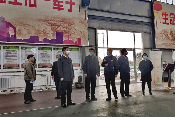 張國(guó)棟充分肯定了公司在人才隊(duì)伍建設(shè)、注重科技成果轉(zhuǎn)化、提高企業(yè)核心競(jìng)爭(zhēng)力等方面的工作 張國(guó)棟充分肯定了公司在人才隊(duì)伍建設(shè)、注重科技成果轉(zhuǎn)化、提高企業(yè)核心競(jìng)爭(zhēng)力等方面的工作
