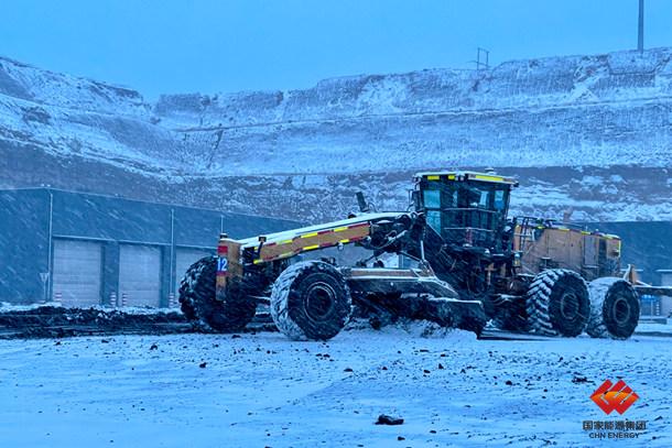 圖為平地機清理上煤生產道路積雪。