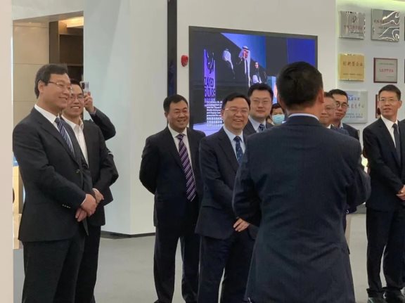 比亞迪董事長兼總裁王傳福攜玲瓏輪胎董事長、總裁王鋒等人參觀交流 比亞迪董事長兼總裁王傳福攜玲瓏輪胎董事長、總裁王鋒等人參觀交流