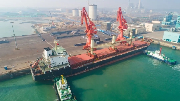 山東港口阿聯酋輪胎海外倉“青島港—阿布扎比”件雜貨首船起航 山東港口阿聯酋輪胎海外倉“青島港—阿布扎比”件雜貨首船起航