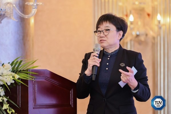 中橡協副秘書長、技術經濟委員會主任朱紅現場做主題分享 中橡協副秘書長、技術經濟委員會主任朱紅現場做主題分享