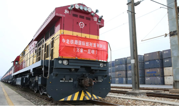 中老鐵路首運專列抵昆,首票天然橡膠物資交接! 中老鐵路首運專列抵昆,首票天然橡膠物資交接!