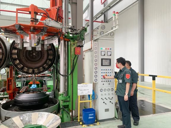 輪胎進入硫化程序 輪胎進入硫化程序