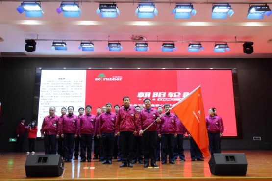 沈建農總經理向各部門授旗2