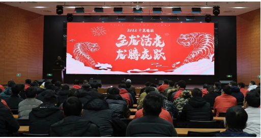 葛國榮為年度優(yōu)秀員工頒獎,勉勵中策全體員工同心聚力、砥礪奮進(jìn),在新的一程創(chuàng)造更優(yōu)異的成績。 葛國榮為年度優(yōu)秀員工頒獎,勉勵中策全體員工同心聚力、砥礪奮進(jìn),在新的一程創(chuàng)造更優(yōu)異的成績。
