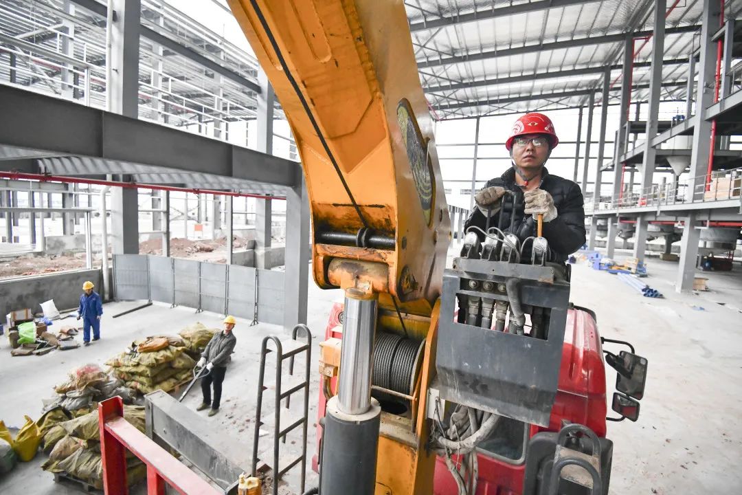 基地項目建設現場,工人正在操控吊機 基地項目建設現場,工人正在操控吊機