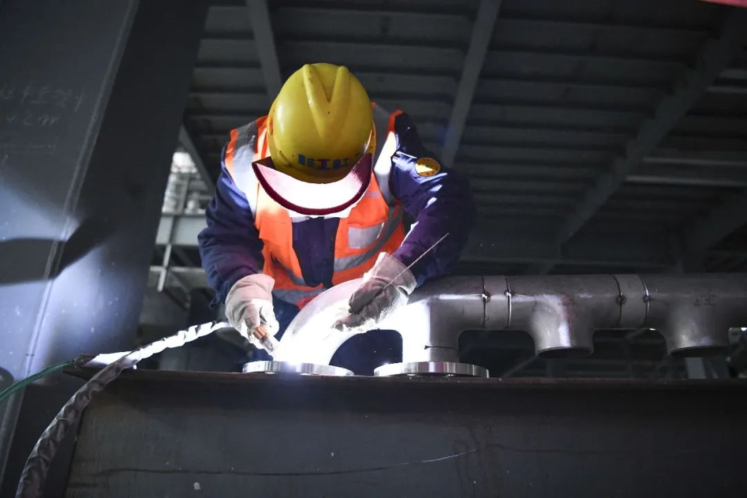 基地項目建設現場,工人正在焊接材料 基地項目建設現場,工人正在焊接材料