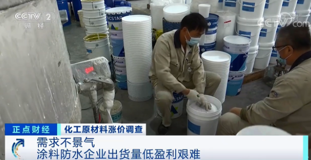 工人們正在車間里進行包裝作業(yè) 工人們正在車間里進行包裝作業(yè)