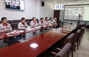 “大橡塑”牌大型串聯橡膠密煉機組順利通過科技成果鑒定! “大橡塑”牌大型串聯橡膠密煉機組順利通過科技成果鑒定!