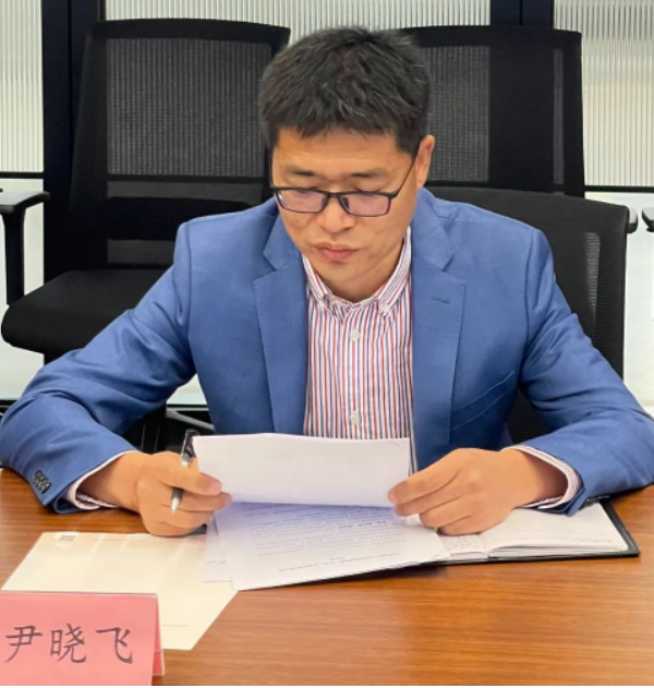 中國飼料工業(yè)協(xié)會(huì)會(huì)員發(fā)展部部長尹曉飛匯報(bào)籌備組工作 中國飼料工業(yè)協(xié)會(huì)會(huì)員發(fā)展部部長尹曉飛匯報(bào)籌備組工作