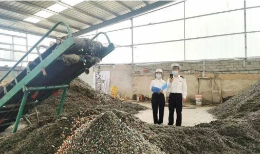 　圖為：海關關員監管侵權輪胎銷毀