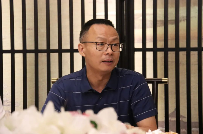 中國農科院飼料研究所研究員李俊博士在座談會發言 中國農科院飼料研究所研究員李俊博士在座談會發言