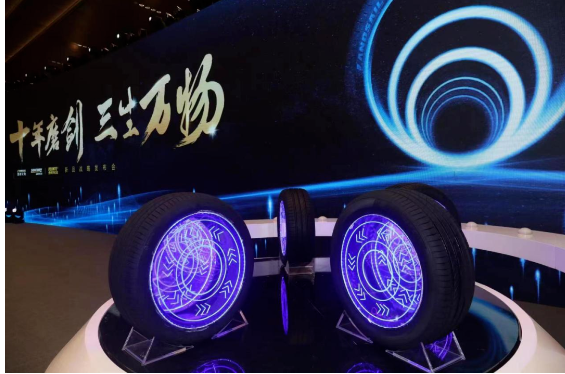 森麒麟輪胎成立之初,董事長秦龍給企業定下的第一個十年目標,就是“先活下來”。 森麒麟輪胎成立之初,董事長秦龍給企業定下的第一個十年目標,就是“先活下來”。
