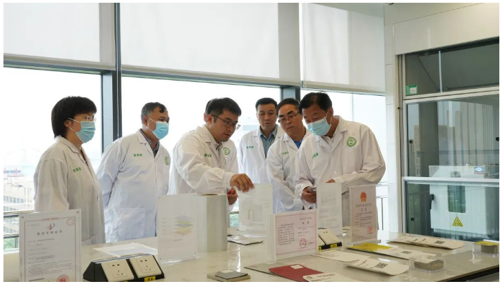 考察組一行深入東方雨虹特種功能防水材料國家重點實驗室參觀考察
