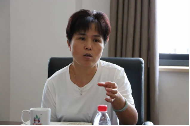 集團公司總裁助理沈小芬作為集團管理對接華源負責人，建議會議匯報形式可以嘗試以財務為中心，以財務數據輻射至各個子公司，通過對財務相關數據來分析、商討、解決問題。