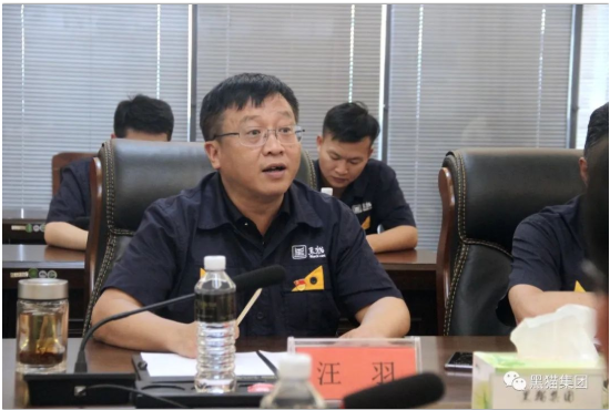 汪羽對米偉秀一行的到來表示熱烈歡迎,并介紹了集團基本概況、焦化產業和炭黑產業的發展情況 汪羽對米偉秀一行的到來表示熱烈歡迎,并介紹了集團基本概況、焦化產業和炭黑產業的發展情況