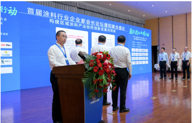 廣東省涂料行業(yè)協(xié)會(huì)會(huì)長(zhǎng)陳冰代表7位涂協(xié)會(huì)長(zhǎng),宣讀聯(lián)合倡議書(shū)。 廣東省涂料行業(yè)協(xié)會(huì)會(huì)長(zhǎng)陳冰代表7位涂協(xié)會(huì)長(zhǎng),宣讀聯(lián)合倡議書(shū)。