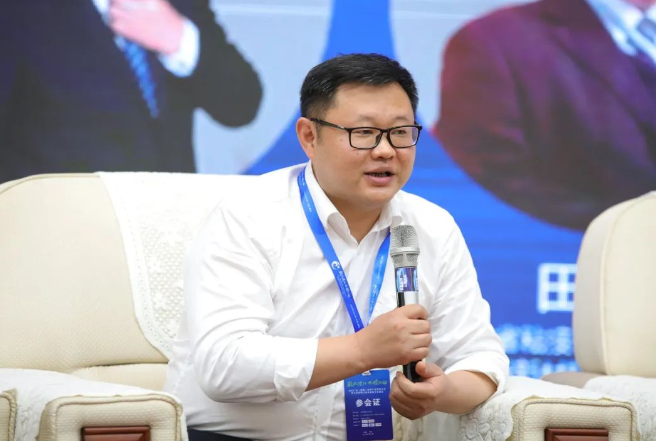 江蘇省涂料行業(yè)協(xié)會輪值會長、蘇州吉人新材料股份有限公司董事長吉富華 江蘇省涂料行業(yè)協(xié)會輪值會長、蘇州吉人新材料股份有限公司董事長吉富華