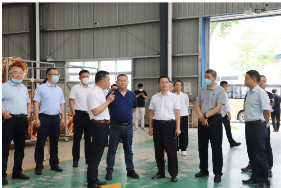 河南省狼牌輪胎科技有限公司董事長熊國武迎接考察團人員及相關政府領導,并介紹了狼牌輪胎企業發展情況。 河南省狼牌輪胎科技有限公司董事長熊國武迎接考察團人員及相關政府領導,并介紹了狼牌輪胎企業發展情況。