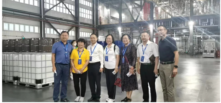 與會嘉賓代表一同來到濮陽工業園區,走進了展辰公司新建在濮陽化工區的4.0智能化生產基地進行了參觀學習。 與會嘉賓代表一同來到濮陽工業園區,走進了展辰公司新建在濮陽化工區的4.0智能化生產基地進行了參觀學習。