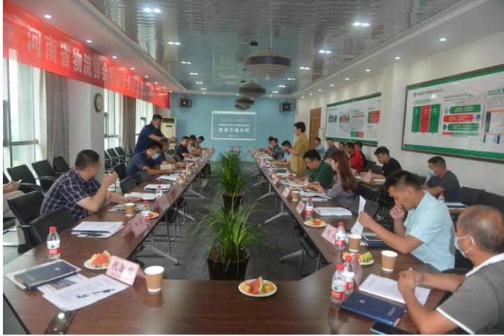 河南省物流協會冷鏈分會秘書長趙嘉浜介紹了到場的嘉賓 河南省物流協會冷鏈分會秘書長趙嘉浜介紹了到場的嘉賓