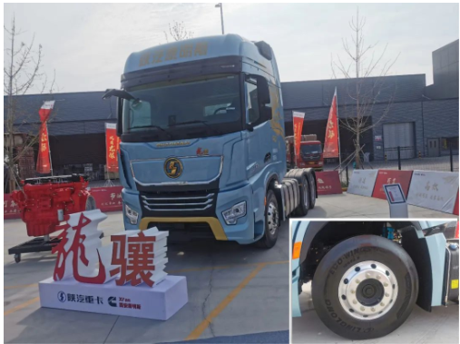 陜汽重卡和西安康明斯發布的龍驤6×4牽引車，就提出了解決這一問題創新解決的方案。