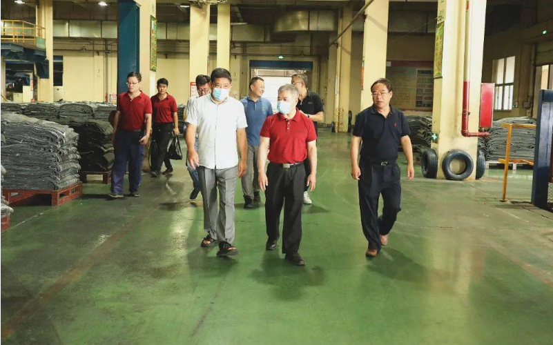 陜西延長石油集團橡膠有限公司副總經(jīng)理王耀譽一行到豐源輪胎公司參觀交流 陜西延長石油集團橡膠有限公司副總經(jīng)理王耀譽一行到豐源輪胎公司參觀交流