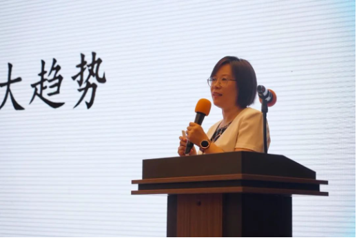 中國橡膠工業協會會長徐文英，分享了“雙碳”及疫情背景下橡膠行業的發展現狀及展望。