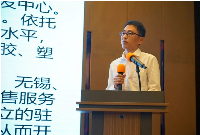 大連第二橡塑機械有限公司副總經理程遠升，作了題為《提升中的混煉技術——無裂紋合金與自動混煉》的報告。