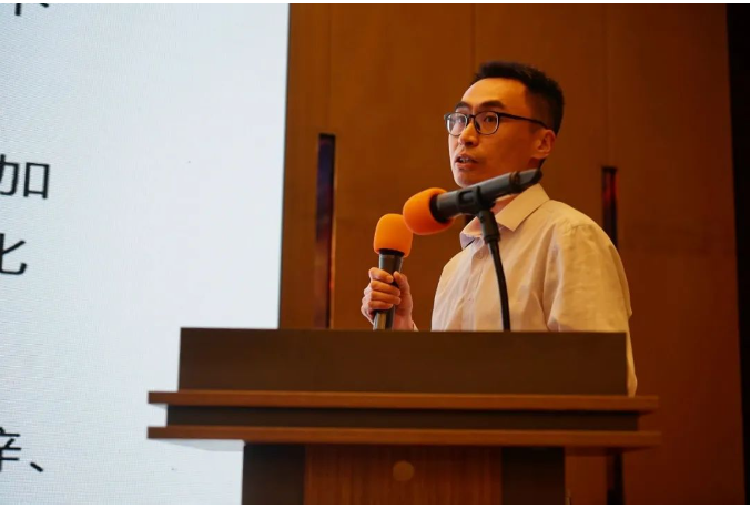 　科邁化工股份有限公司高級經理張建瑞，介紹了一種新型綠色環保型超鋅活性劑。