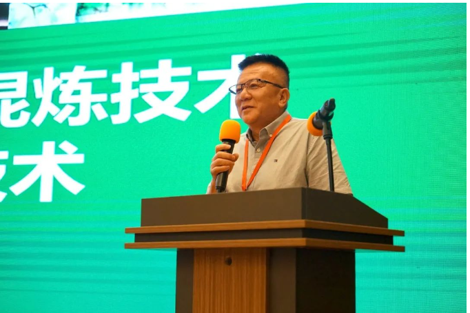 勐臘縣曼莊橡膠有限公司董事長張朝明，分享了天然橡膠/白炭黑濕法混煉技術。