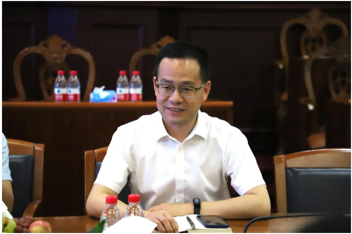胡亞飛在致辭中表示,集泰股份十分榮幸加入市產促會,將在今后的溝通合作中,不斷探索新思路、新途徑,為公司及產業的發展注入新的活力。 胡亞飛在致辭中表示,集泰股份十分榮幸加入市產促會,將在今后的溝通合作中,不斷探索新思路、新途徑,為公司及產業的發展注入新的活力。