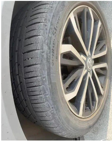 資料顯示，大眾探歌高配車(chē)型輪胎是韓泰ventus s1 evo2;低配車(chē)型輪胎是韓泰Dynapro hp2。朗逸車(chē)型原廠配套輪胎，主要是韓泰OPTIMO k415系列產(chǎn)品。