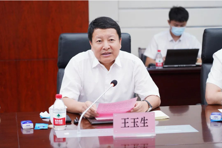 王玉生對尹自波一行表示熱烈歡迎。他表示,中鐵建工集團(tuán)與北新建材已有多年的合作基礎(chǔ),合作業(yè)務(wù)非常廣泛,尤其在石膏板業(yè)務(wù)方面有深度合作,未來科學(xué)城的工程建設(shè)也為雙方奠定了更好的合作基礎(chǔ),目前雙方也在繼續(xù)推進(jìn)防水材料、涂料等新業(yè)務(wù)方面的合作。希望通過這次戰(zhàn)略協(xié)議的簽訂,雙方能在現(xiàn)有基礎(chǔ)上進(jìn)行更加深入的合作,共創(chuàng)佳績,不斷取得新的成果,一起服務(wù)國家戰(zhàn)略,助力社會(huì)經(jīng)濟(jì)發(fā)展。 王玉生對尹自波一行表示熱烈歡迎。他表示,中鐵建工集團(tuán)與北新建材已有多年的合作基礎(chǔ),合作業(yè)務(wù)非常廣泛,尤其在石膏板業(yè)務(wù)方面有深度合作,未來科學(xué)城的工程建設(shè)也為雙方奠定了更好的合作基礎(chǔ),目前雙方也在繼續(xù)推進(jìn)防水材料、涂料等新業(yè)務(wù)方面的合作。希望通過這次戰(zhàn)略協(xié)議的簽訂,雙方能在現(xiàn)有基礎(chǔ)上進(jìn)行更加深入的合作,共創(chuàng)佳績,不斷取得新的成果,一起服務(wù)國家戰(zhàn)略,助力社會(huì)經(jīng)濟(jì)發(fā)展。