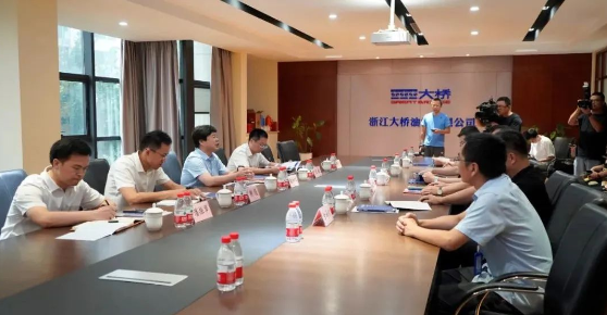 湖州市市委常委、組織部部長徐仲儀一行蒞臨大橋油漆調研工作 湖州市市委常委、組織部部長徐仲儀一行蒞臨大橋油漆調研工作