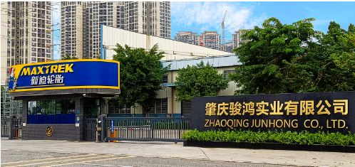 肇慶駿鴻實業有限公司成立于2006年，位于廣東省肇慶高新區，員工人數超1000人，集半鋼子午線輪胎研發、制造、銷售和服務于一身，為福田、東風小康、力帆、福迪、眾泰等多家汽車生產廠商提供(或曾經提供)輪胎配套。