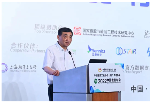 中國橡膠工業協會高級副會長、中策橡膠集團股份有限公司董事長沈金榮,發表了“2022年中國輪胎行業形勢分析及面臨的難點熱點問題”主題演講。 中國橡膠工業協會高級副會長、中策橡膠集團股份有限公司董事長沈金榮,發表了“2022年中國輪胎行業形勢分析及面臨的難點熱點問題”主題演講。