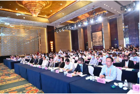 徐文英表示,過去一年,俄烏沖突,疫情管控、歐元貶值……等太多突變,行業工業總產值、總盈利出現了全面下滑,很多企業家感嘆到了行業的至暗時刻,協會也在天然膠核銷問題、能耗標準修訂、國際貿易摩擦、行業團體標準制定等方面積極行動,并加強與政府的溝通,來解決行業遇到的難題和困境。 徐文英表示,過去一年,俄烏沖突,疫情管控、歐元貶值……等太多突變,行業工業總產值、總盈利出現了全面下滑,很多企業家感嘆到了行業的至暗時刻,協會也在天然膠核銷問題、能耗標準修訂、國際貿易摩擦、行業團體標準制定等方面積極行動,并加強與政府的溝通,來解決行業遇到的難題和困境。