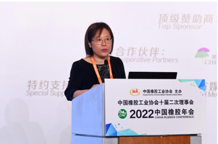　徐文英在致辭中表示，協會的一項重要工作，就是搭建一個好的平臺，來讓大家相互的認識，相互的溝通，這次會議邀請到了許多重量級嘉賓，要在兩天分六大板塊進行知識分享。相信通過協會搭建的平臺，大家都能收獲滿滿，希望各位每一天都活在幸福中，不要害怕困難，因為信心比黃金還重要。