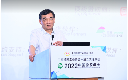中國橡膠工業協會高級副會長、中策橡膠集團股份有限公司董事長沈金榮，深度分析了2022年中國橡膠行業形勢，并就行業面臨的難點、熱點問題向與會者分享自己的觀點。