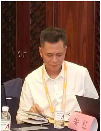 中橡協(xié)副秘書長、技經(jīng)委主任朱紅受邀，在會議上作了《 “雙碳”政策對輪胎行業(yè)發(fā)展影響及對策》的報告。朱紅圍繞中國碳排放現(xiàn)狀以及相關(guān)政策，實現(xiàn)碳達峰的路徑及應(yīng)對措施等方面，進行了解讀和分享，并就企業(yè)提出的問題做了現(xiàn)場答疑。