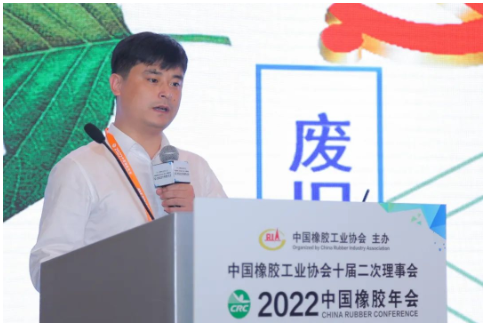 南京綠金人橡塑高科有限公司總經理史金煒作了《廢輪胎綠色資源化再利用技術研發及其產業化》的報告。 南京綠金人橡塑高科有限公司總經理史金煒作了《廢輪胎綠色資源化再利用技術研發及其產業化》的報告。
