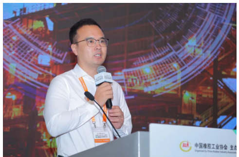 無錫寶通科技股份有限公司創新中心總監孟陽作了《“雙碳”背景下輸送帶領域的綠色智能化轉型發展》的報告。 無錫寶通科技股份有限公司創新中心總監孟陽作了《“雙碳”背景下輸送帶領域的綠色智能化轉型發展》的報告。