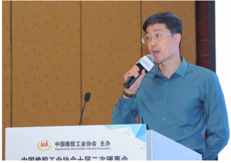 歐勵隆(中國)投資有限公司技術市場經理吳昊作了《綠色環保炭黑的研究進展》的報告。 歐勵隆(中國)投資有限公司技術市場經理吳昊作了《綠色環保炭黑的研究進展》的報告。